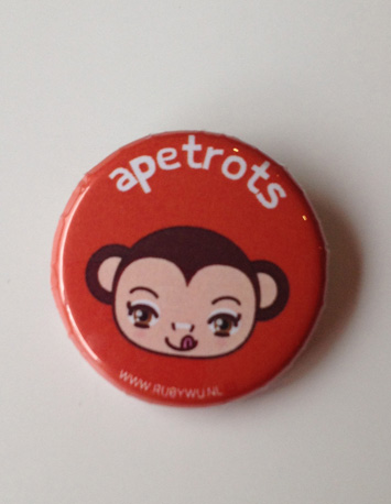 oranje button met illustratie van een aap met de tekst ik ben apetrots