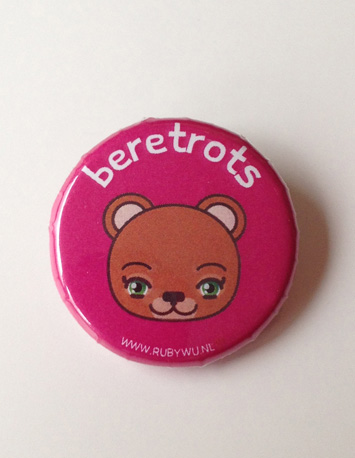 roze button met illustratie van een beer met de tekst beretrots