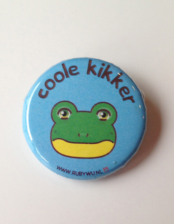 blauwe button met illustratie van een kikker met de tekst coole kikker