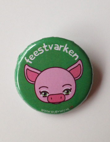 groene button met illustratie van een varken met de tekst feestvarken