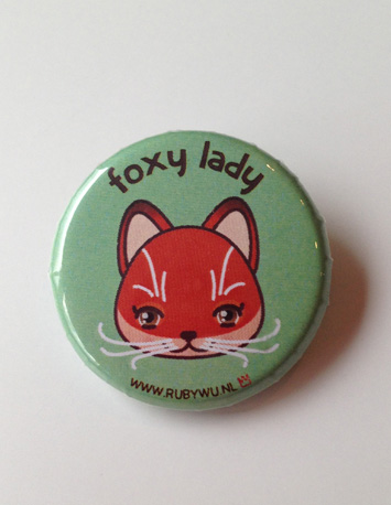 groene button met illustratie van een vos met de tekst foxy lady