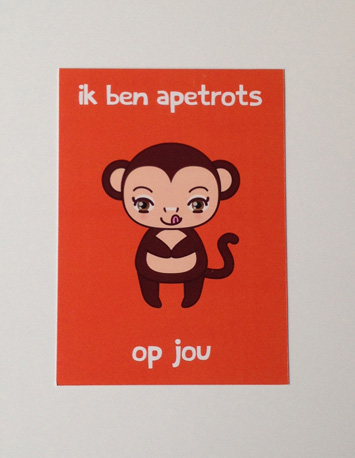 voorkant oranje wenskaart met illustratie van een aap met de tekst ik ben apetrots op jou