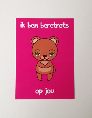 voorkant roze wenskaart met illustratie van een beer met de tekst ik ben beretrots op jou