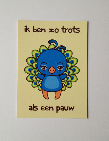 voorkant gele wenskaart met illustratie van een pauw met de tekst ik ben zo trots als een pauw