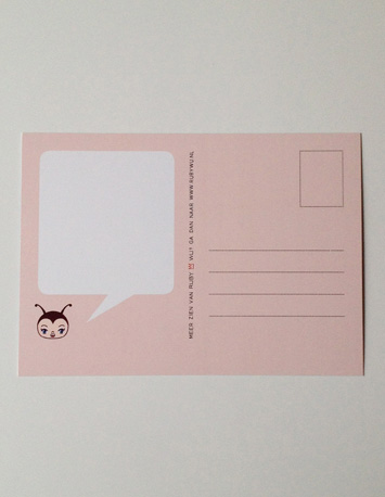 achterkant blauwe wenskaart met illustratie van een bij met de tekst ik wil bij jou zijn