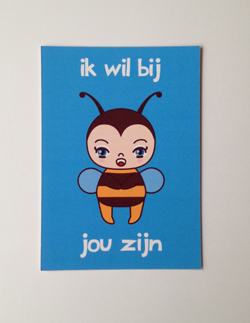 voorkant blauwe wenskaart met illustratie van een bij met de tekst ik wil bij jou zijn