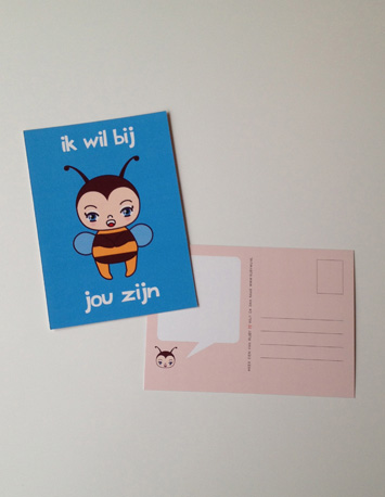 blauwe wenskaart met illustratie van een bij met de tekst ik wil bij jou zijn