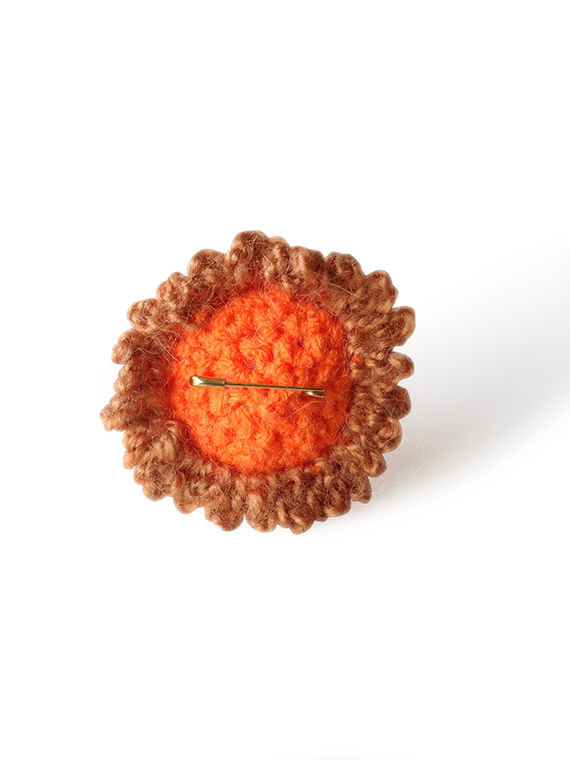 oranje gehaakt broche van een leeuw