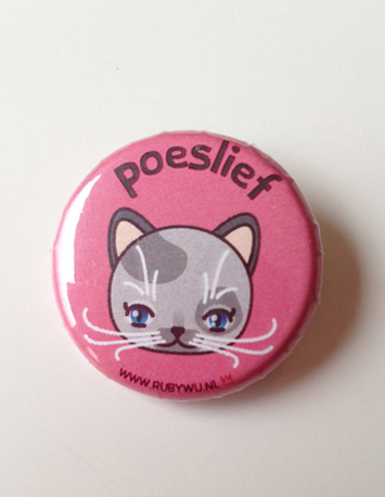 roze button met illustratie van een poes met de tekst poeslief