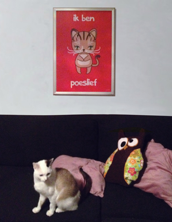 foto van rode poster met illustratie van een poes met de tekst ik ben poeslief