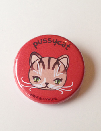 rode button met illustratie van een poes met de tekst pussycat