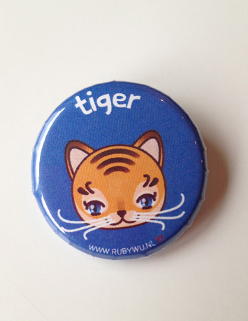 blauwe button met illustratie van een tijger met de tekst tiger