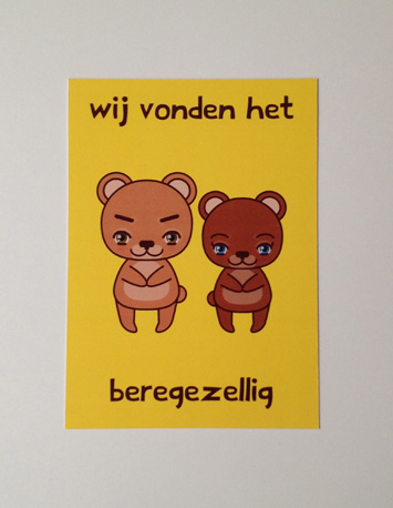 voorkant gele wenskaart met twee beren met de tekst wij vonden het beregezellig