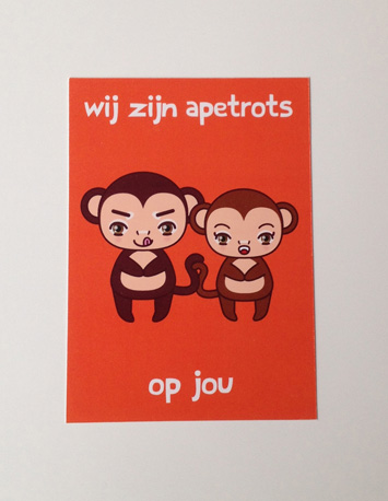 voorkant oranje wenskaart met illustratie van twee apen met de tekst wij zijn apetrots op jou