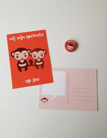 oranje wenskaart met illustratie van twee apen met de tekst wij zijn apetrots op jou