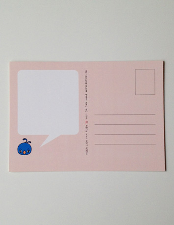 achterkant gele wenskaart met twee pauwen met de tekst wij zijn zo trots als een pauw op jou