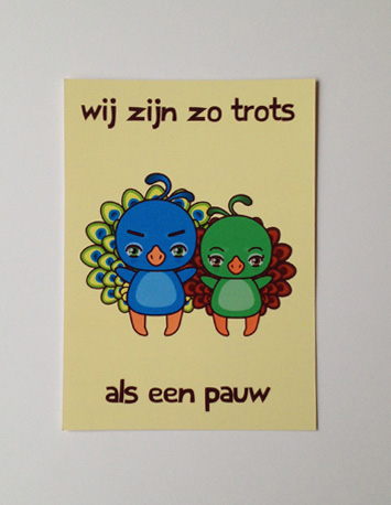 voorkant gele wenskaart met twee pauwen met de tekst wij zijn zo trots als een pauw op jou