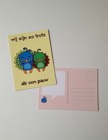 gele wenskaart met twee pauwen met de tekst wij zijn zo trots als een pauw op jou
